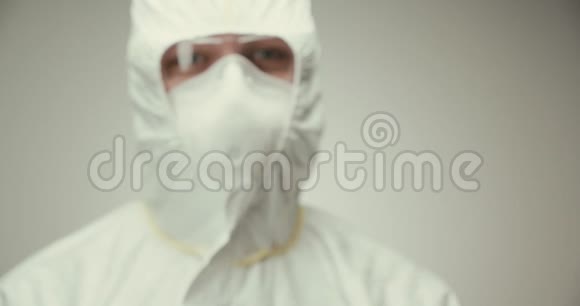 科学家实验室防护眼镜试管概念埃博拉病毒血灰色背景显示视频的预览图