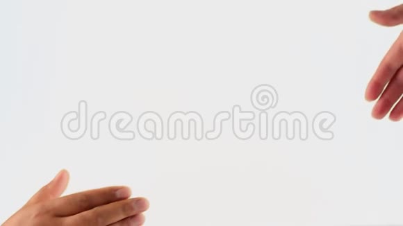 不同肤色的男性和女性手握手视频的预览图