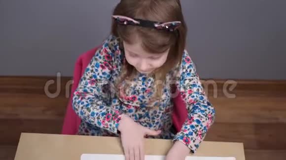 孩子用黄色和红色的粘土雕刻视频的预览图