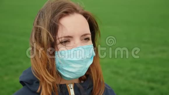 在户外戴医疗防护面罩的女人视频的预览图