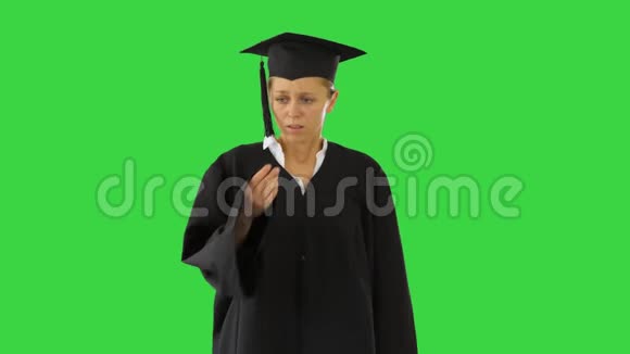 年轻的研究生在绿色屏幕上咳嗽Chroma键视频的预览图