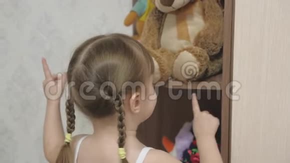 小快乐女孩积极玩毛绒玩具和玩具熊孩子在孩子们房间里玩孩子喜欢视频的预览图
