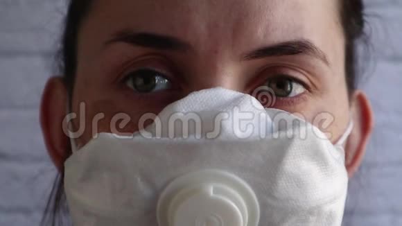 闭上一位女医生眨着眼睛宏观视野女性面部戴医用防护面罩注意安全年轻女子的肖像视频的预览图