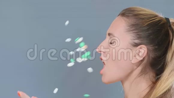 梳着马尾辫的年轻女人把药片扔到自己脸上视频的预览图