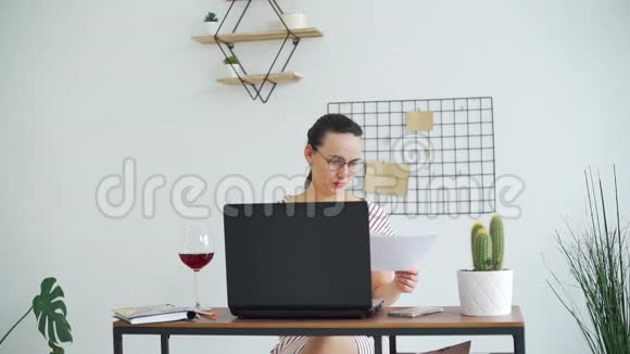 年轻妇女在家工作喝酒视频的预览图