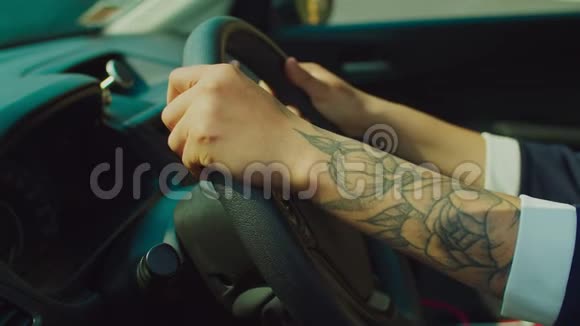 驾驶汽车时女性手握方向盘视频的预览图