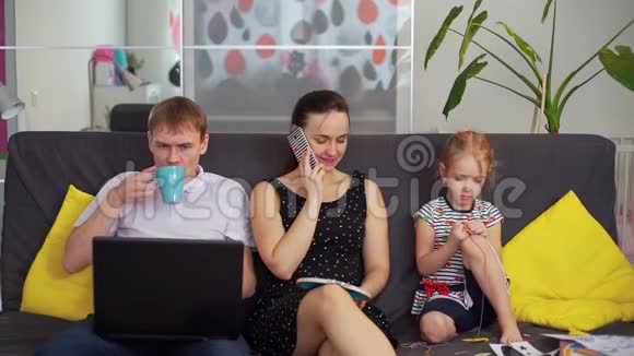 男子在家中工作靠近其子女和妻子视频的预览图