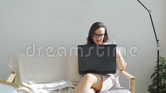 商务女性在网上工作视频的预览图