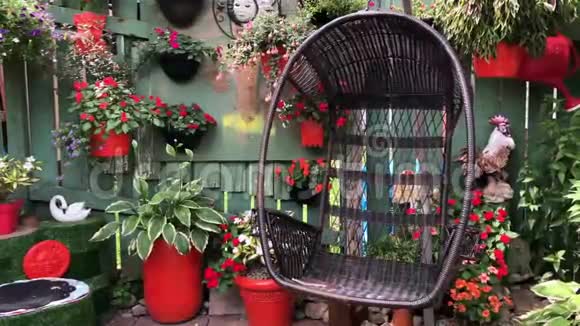 房子花园里摇曳的座位视频的预览图