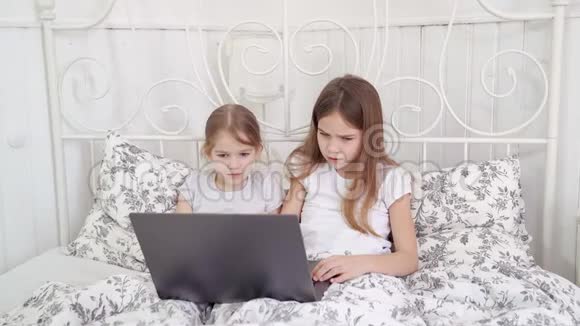 儿童在家中接受检疫视频的预览图