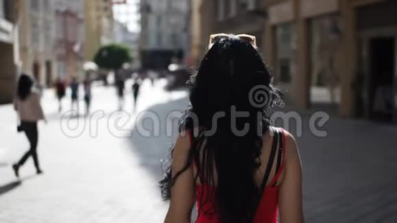 美丽的女孩走在街上慢镜头高清视频视频的预览图