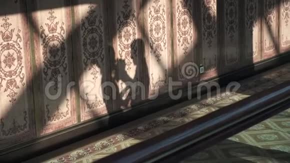 新娘和新郎的影子在墙上视频的预览图