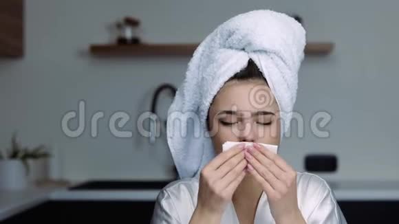 检疫期间厨房里的年轻女子女孩打喷嚏成白色组织患有疾病和流感视频的预览图