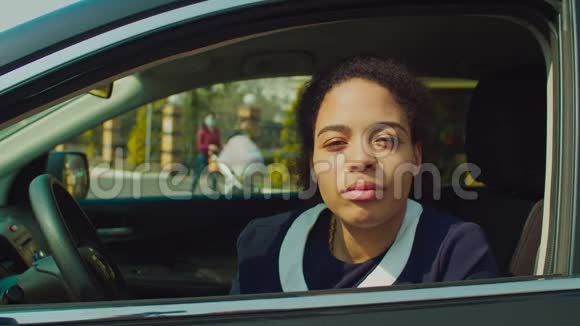漂亮的非洲女司机在车里放弃了拇指视频的预览图