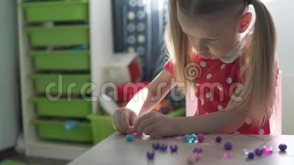 一个小女孩用珠子做手镯视频的预览图