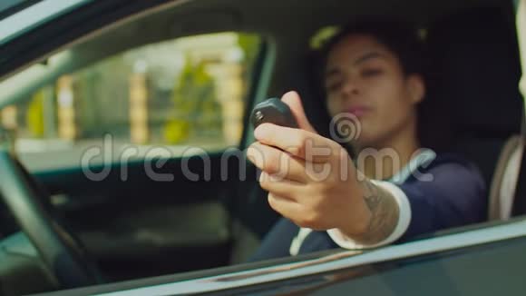 一位漂亮的女司机带着新车钥匙视频的预览图