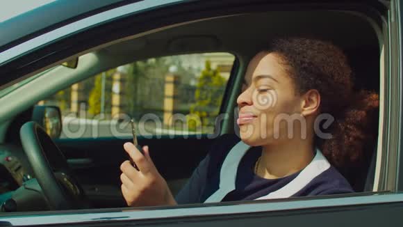 骄傲的女人坐在司机座位上的新车主视频的预览图