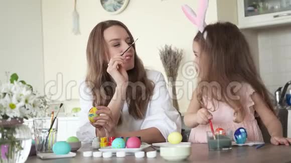 可爱的女儿和妈妈准备复活节和画鸡蛋视频的预览图