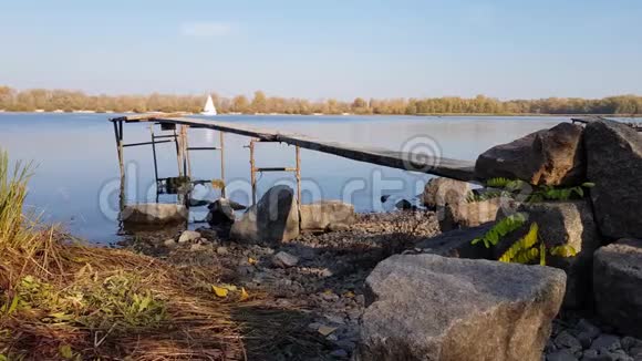 河上的钓鱼码头视频的预览图