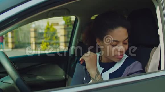 非洲女司机系汽车安全带视频的预览图