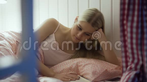 年轻女子读完一本书关灯睡觉视频的预览图