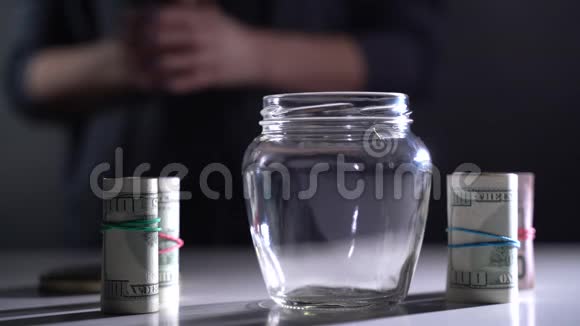 美元被关在一个秘密的罐子里视频的预览图
