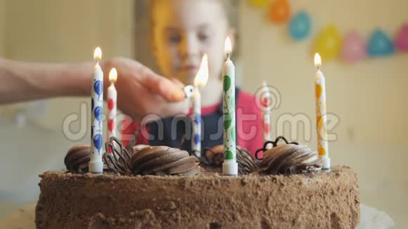 孩子吹灭蛋糕上的蜡烛视频的预览图