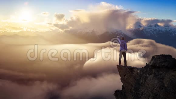 山地崖顶冒险人连续循环动画视频的预览图