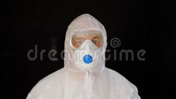 穿着防护服和手套的人显示停止冠状病毒的标志穿着安全服装的生物工程师视频的预览图