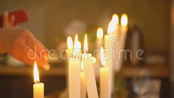 在桌子上烧蜡烛视频的预览图