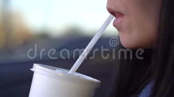 女人用吸管喝一杯慢动作视频的预览图