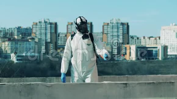 消毒工人正在街上喷洒化学品视频的预览图