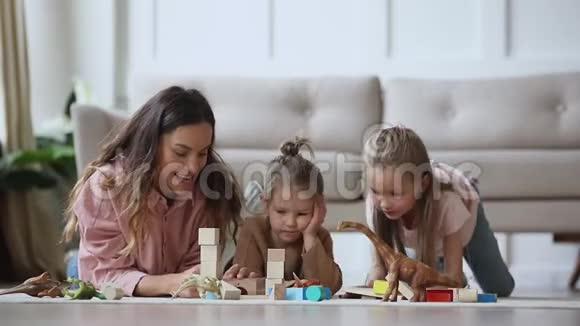微笑的单身母亲和两个小孩子一起享受玩耍的时光视频的预览图