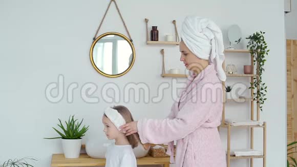 女人在家里给女儿梳头视频的预览图