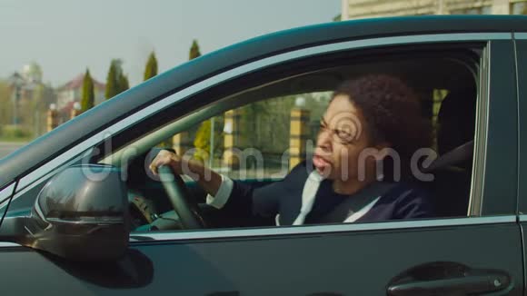 非洲女司机因交通堵塞而苦恼视频的预览图