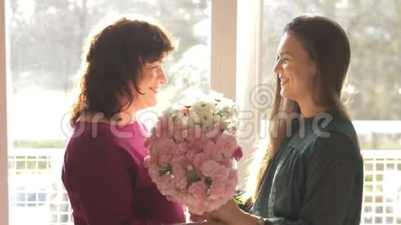 年轻的成年女性女儿拥抱快乐的中年妈妈拥抱祝福成熟的妈妈和母亲节视频的预览图