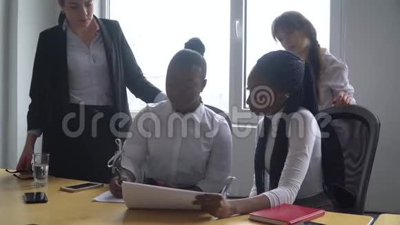 非裔美国女商人合伙人与客户签订合同签订协议视频的预览图