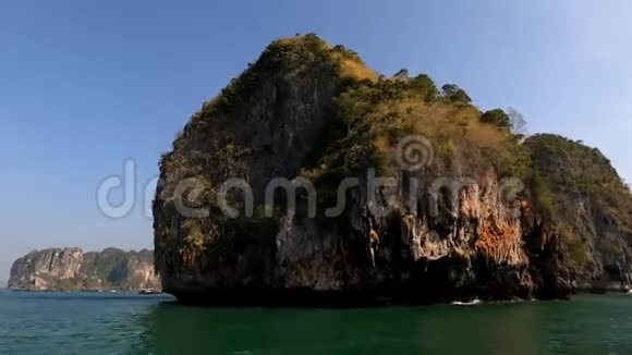 快艇环绕美丽的岩石岛航行视频的预览图