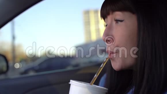 女人用吸管喝一杯慢动作视频的预览图