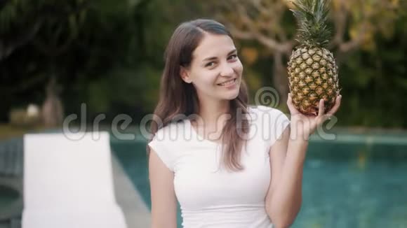 女人手里拿着菠萝果竖起大拇指好极了视频的预览图