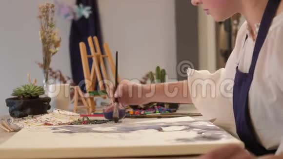 水彩画启发妇女艺术工作室视频的预览图