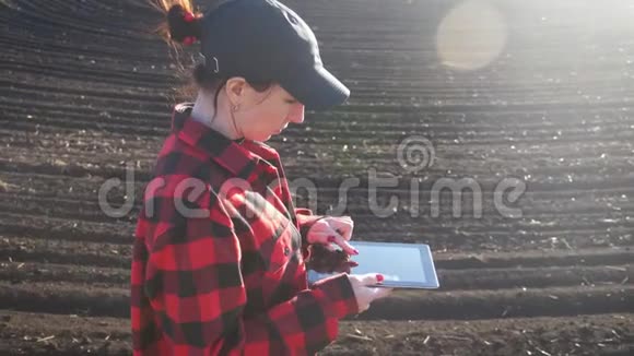农业领域使用数字平板电脑的农学家视频的预览图
