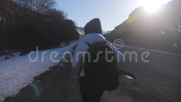 带背包的女旅行者在山上徒步旅行主动运动生活方式理念视频的预览图