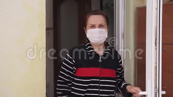 戴着医疗面具的女人视频的预览图