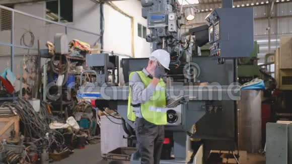 老技术人员或工人在工厂工作对机器的问题表示不满视频的预览图