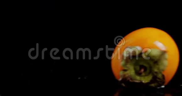 柿子在水上滚动视频的预览图