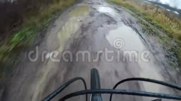 骑自行车穿越水坑视频的预览图