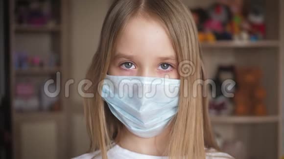 戴口罩的女孩防大流行防止病毒和感染冠状病毒检疫或视频的预览图