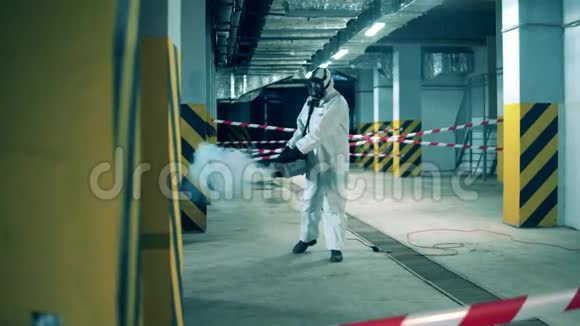 冠状病毒消毒概念消毒器正在用化学药品熏制空房地视频的预览图