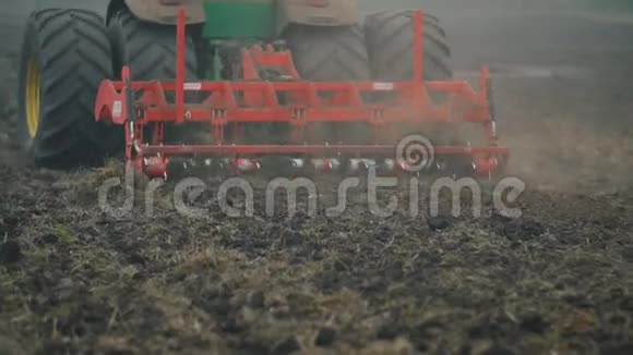 拖拉机耕田视频的预览图